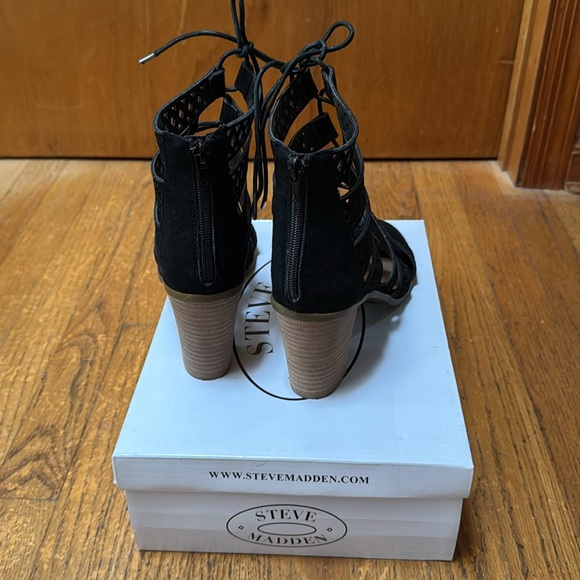Steve Madden Delphine gladiator style sandals. Size 8.5 - Picture 4 of 5